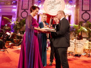 Leo Forsthofer von der Kurkonditorei Oberlaa überreichte die Prominententorte an Musicalstar Maya Hakvoort.