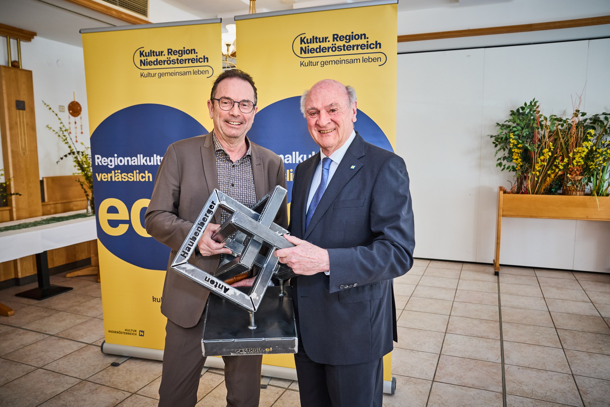 Anton Haubenberger mit Kultur.Region.Niederösterreich-Aufsichtsratsvorsitzendem Erwin Pröll Foto: Franz Gleiß