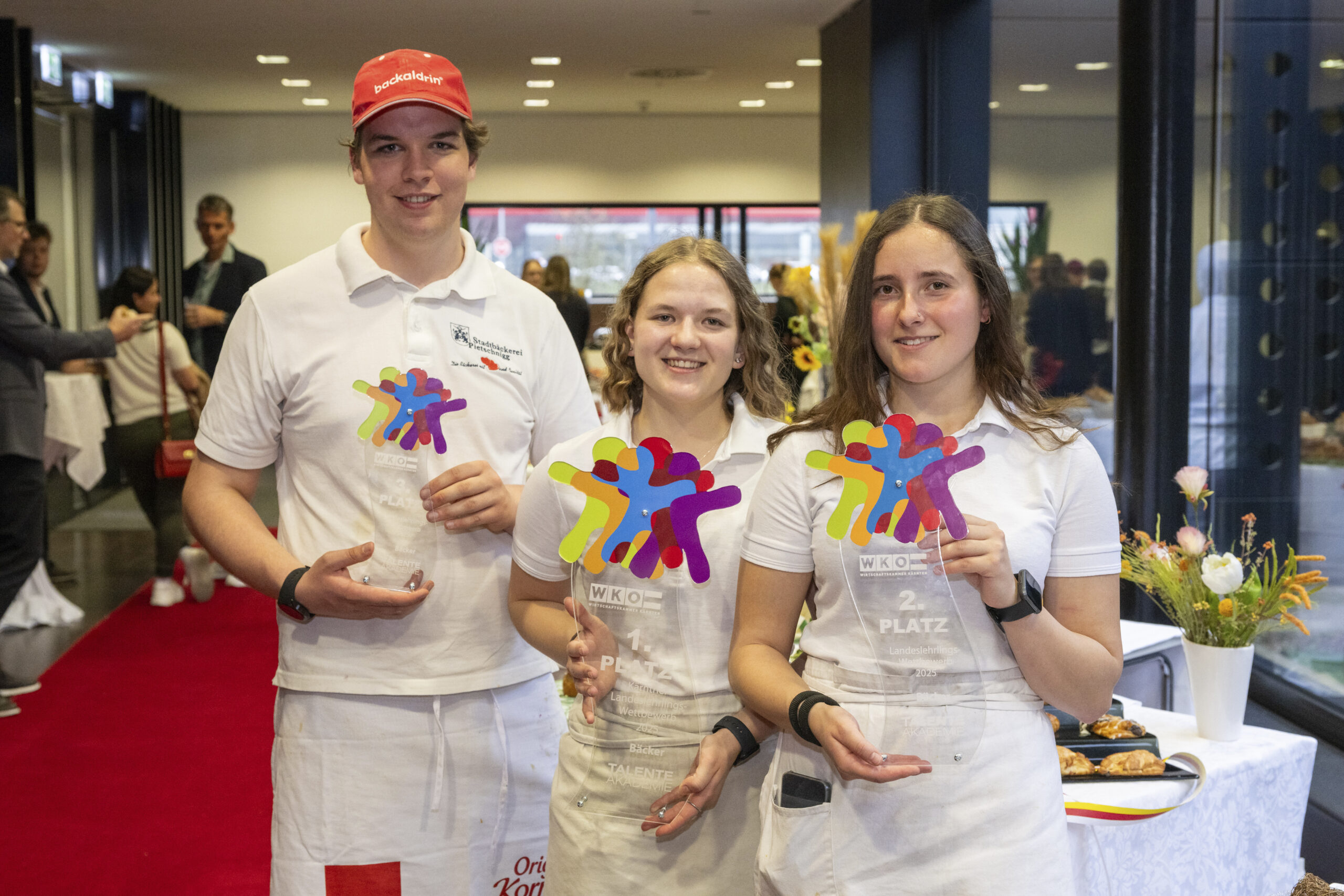 Die Sieger:innen bei den juniorSkills der Bäcker v. l.: Stefan Brugger von der Bäckerei Pietschnigg Christoph in Gmünd (3. Platz), Verena Reinisch von der Hecher GmbH, in Wolfsberg (1. Platz) und Fabienne Nagele von der Bäckerei Bernd Joachim in Rosegg (2. Platz).