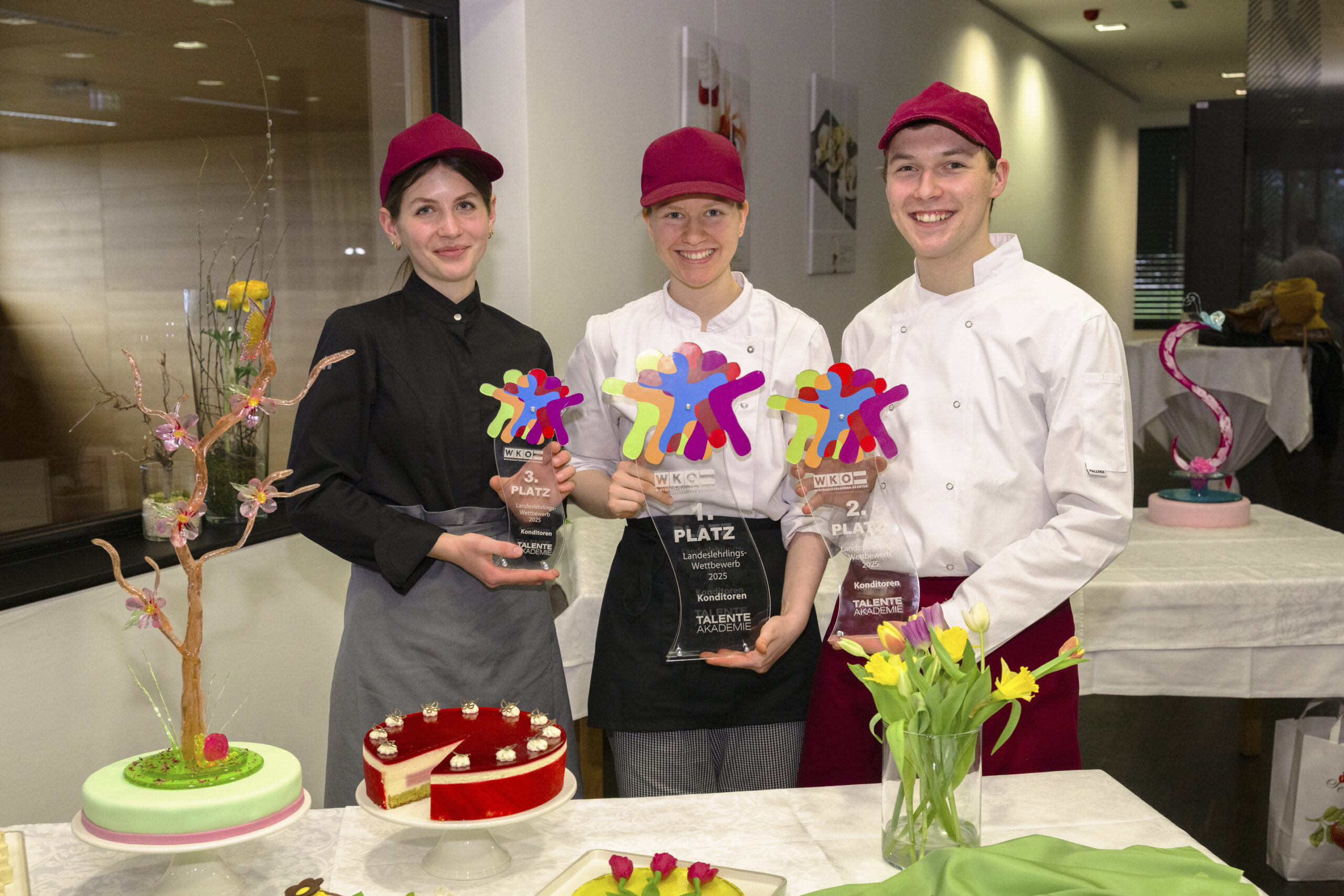 Die besten Nachwuchskonditor:innen des Landes v. l.: Lea Tamegger von der Röck & Röck OG in Launsdorf (3. Platz), Jana Bachmann von der Warmbader ThermenHotel GmbH in Villach-Warmbad (1. Platz) und Alexander Schmidhofer von der Craigher GmbH in Friesach (2. Platz).