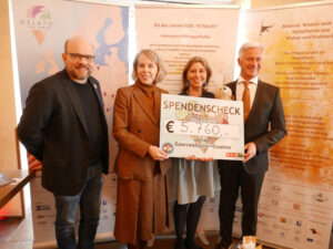 5.760 Euro konnten letztes Jahr von den Eissalons für den guten Zweck gesammelt werden. Luca Alberti (l.) und Andrew Nussbaumer (r.) überreichten den Spendenscheck an die Vertreterinnen der St. Anna Kinderkrebsforschung. © Beigestellt