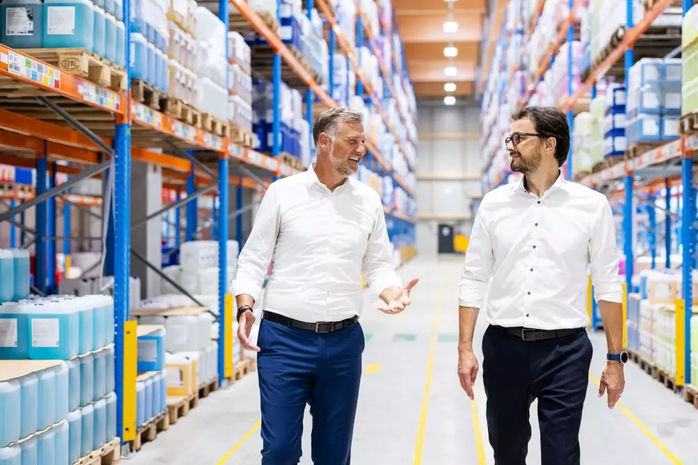„Heuer haben wir mehrere Gründe zum Feiern: Im Mai eröffnen wir unsere neue Produktion – ein Meilenstein, der nicht nur unser Jubiläumsjahr, sondern unsere gesamte Erfolgsgeschichte prägt.“ Simon Meinschad, hollu Geschäftsführer und Werner Holluschek, hollu Inhaber (Bild: hollu)