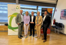 Josef Domschitz (Fachverband der Nahrungs- und Genussmittelindustrie), Alexandra Gruber (Die Tafel Österreich), Josef Peck (LGV Sonnengemüse), Tanja Dietrich-Hübner (Blühendes Österreich) und Hans Mayrhofer (Ökosoziales Forum Österreich & Europa) diskutierten bei der Dialogveranstaltung „Isst das jemand?“ über Wege aus der Lebensmittelverschwendung.