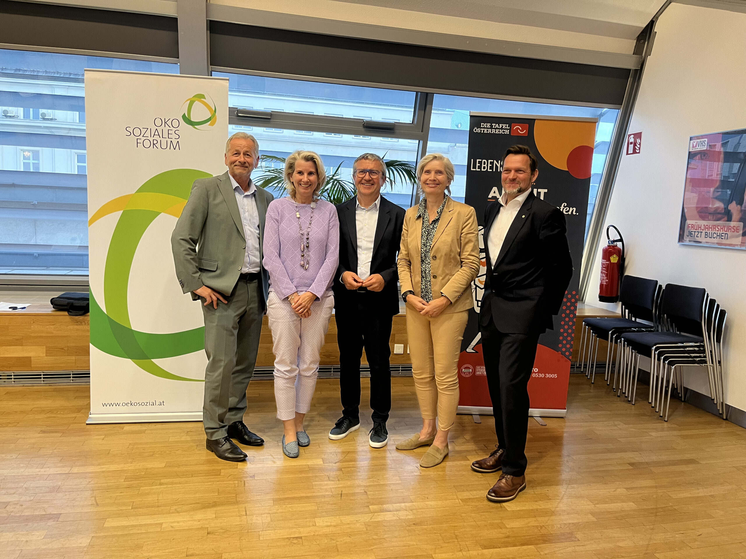 Josef Domschitz (Fachverband der Nahrungs- und Genussmittelindustrie), Alexandra Gruber (Die Tafel Österreich), Josef Peck (LGV Sonnengemüse), Tanja Dietrich-Hübner (Blühendes Österreich) und Hans Mayrhofer (Ökosoziales Forum Österreich & Europa) diskutierten bei der Dialogveranstaltung „Isst das jemand?“ über Wege aus der Lebensmittelverschwendung.