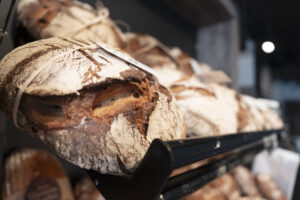 Kräftig ausgebacken, mit viel Zeit gereift: Das Bio-Krustenbrot der Bäckerei Geier überzeugt mit intensiver Kruste, saftiger Krume und vollem Sauerteigaroma.