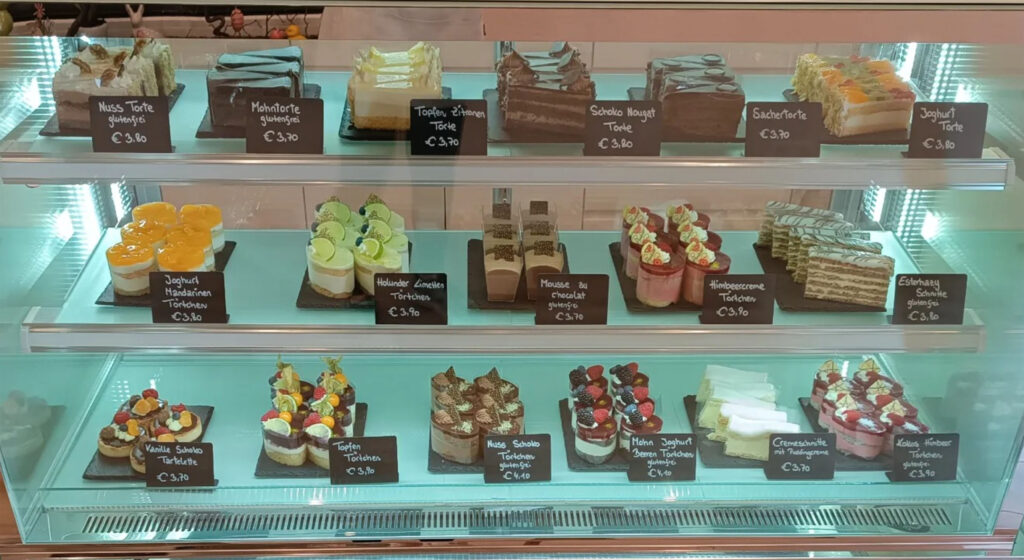Mit rund 15 verschiedenen frisch und handwerklich produzierten, süßen Leckereien – zumeist in Törtchenform – wird die Vitrine an jedem Verkaufstag bestückt. © Beigestellt