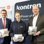 V. l.: Wirtschafts-Landesrat Markus Achleitner, Milana Belic (Mitarbeiterin der Kontron Austria GmbH und Absolventin des upperWORK-Programms Digital Pioneers), DI Stephan Niederhauser (Geschäftsführer Kontron Austria) mit der neuen upperWORK Förderbroschüre 2025 ©Land OÖ/Margot Haag