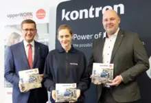 V. l.: Wirtschafts-Landesrat Markus Achleitner, Milana Belic (Mitarbeiterin der Kontron Austria GmbH und Absolventin des upperWORK-Programms Digital Pioneers), DI Stephan Niederhauser (Geschäftsführer Kontron Austria) mit der neuen upperWORK Förderbroschüre 2025 ©Land OÖ/Margot Haag