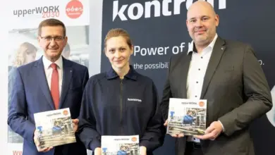 V. l.: Wirtschafts-Landesrat Markus Achleitner, Milana Belic (Mitarbeiterin der Kontron Austria GmbH und Absolventin des upperWORK-Programms Digital Pioneers), DI Stephan Niederhauser (Geschäftsführer Kontron Austria) mit der neuen upperWORK Förderbroschüre 2025 ©Land OÖ/Margot Haag
