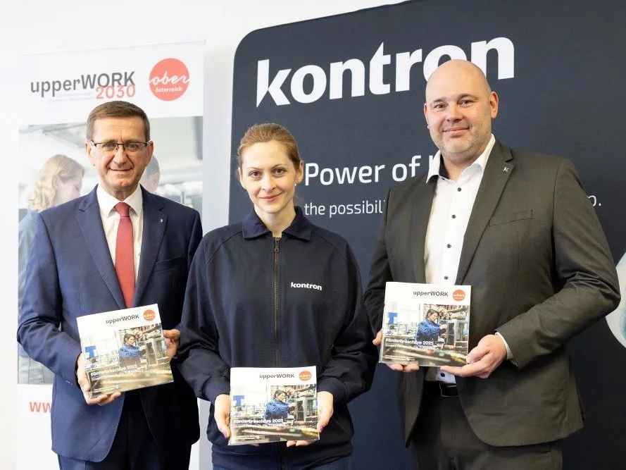V. l.: Wirtschafts-Landesrat Markus Achleitner, Milana Belic (Mitarbeiterin der Kontron Austria GmbH und Absolventin des upperWORK-Programms Digital Pioneers), DI Stephan Niederhauser (Geschäftsführer Kontron Austria) mit der neuen upperWORK Förderbroschüre 2025 ©Land OÖ/Margot Haag