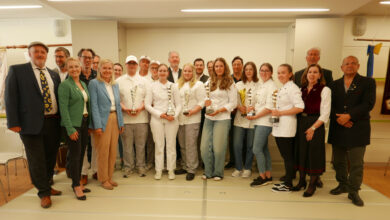 Die erfolgreichen Bäcker- und Konditorlehrlinge mit Jury und Ehrengästen.© Hilde Resch