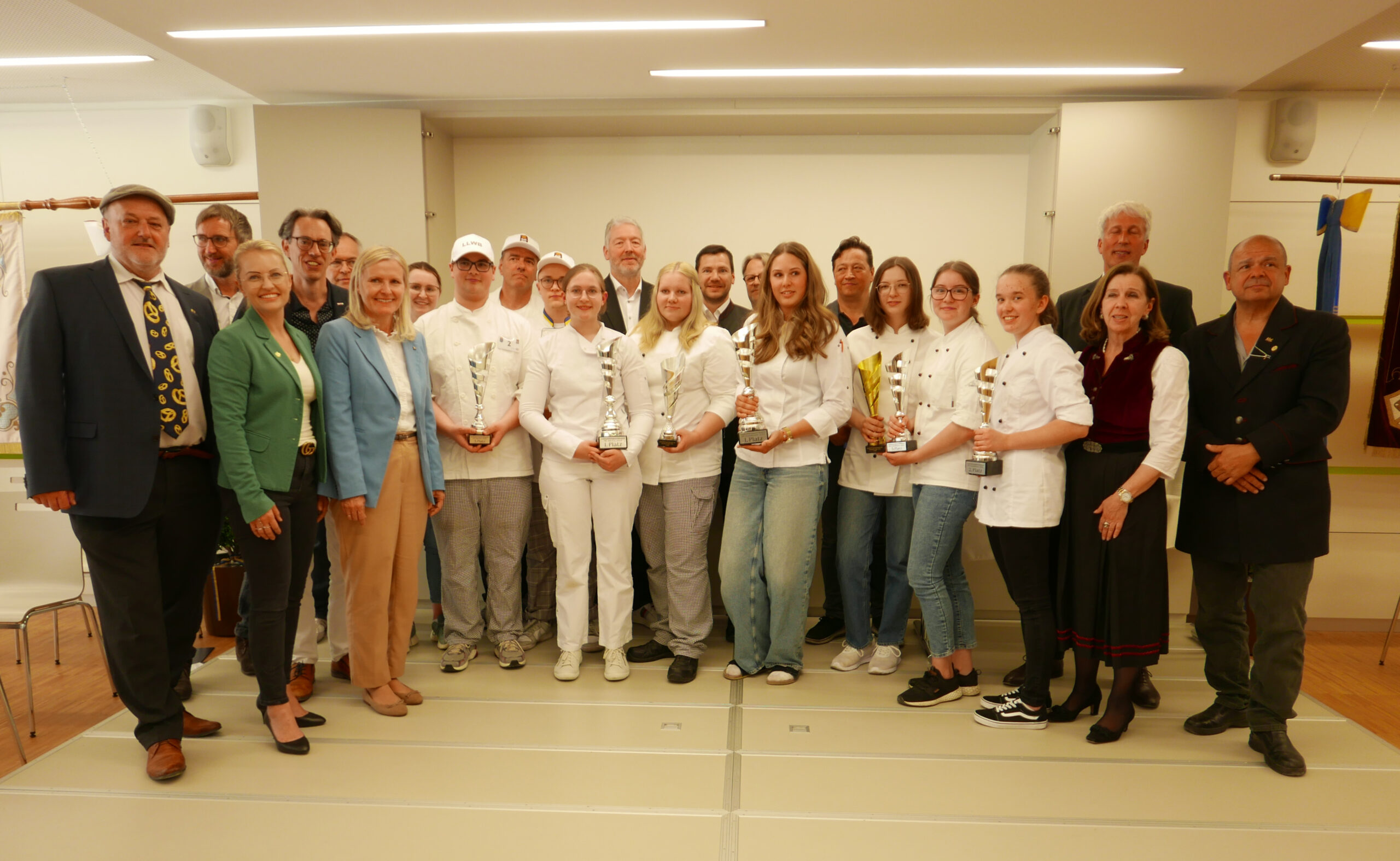 Die erfolgreichen Bäcker- und Konditorlehrlinge mit Jury und Ehrengästen.© Hilde Resch