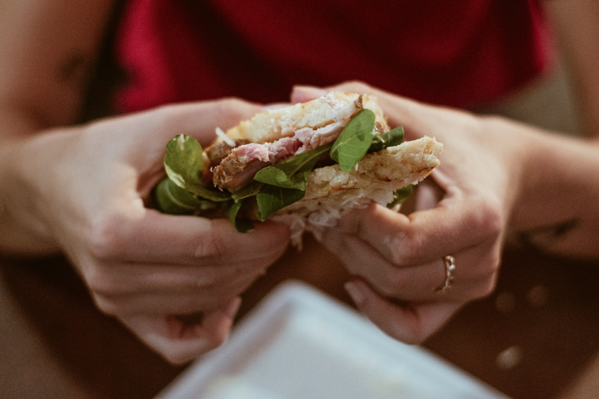 Der Wandel am Frühstückstisch und im Snackregal zeigt deutlich: Bäckereien liefern heute mehr als Brot. Sie bieten konkrete Lösungen für den Alltag – ob als schneller Energielieferant vor dem Büro oder als bewusste Jause zwischendurch. © Unsplash / Gabi Miranda