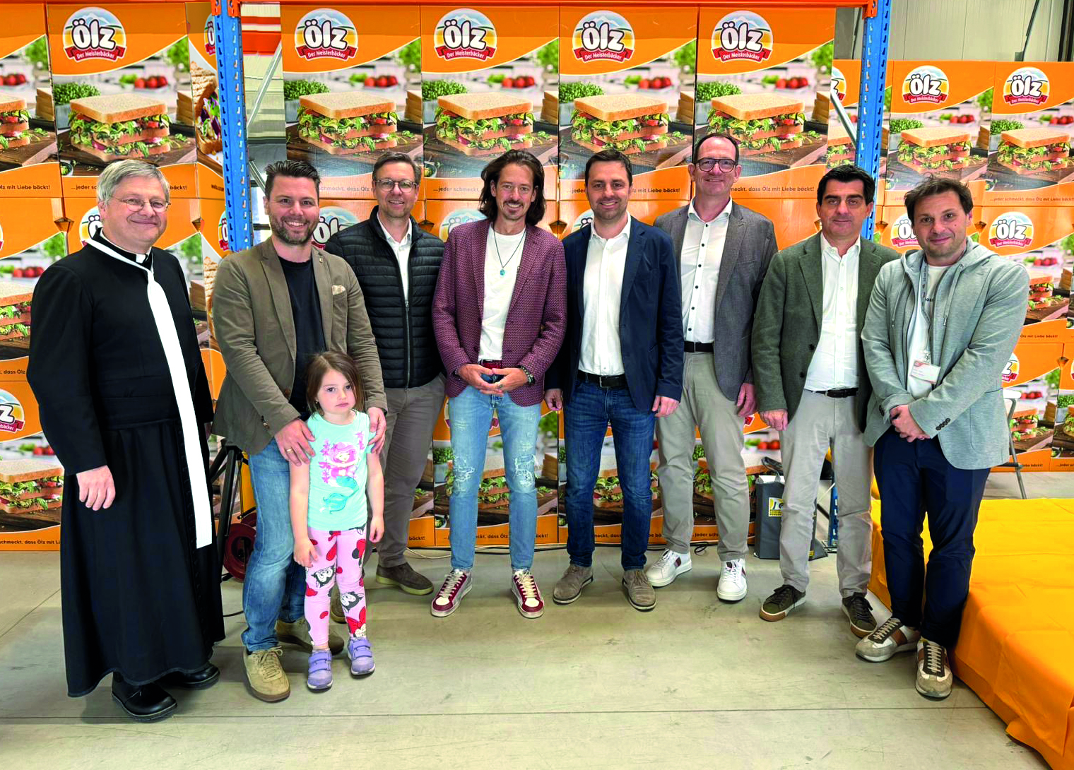 Feierliche Eröffnung des Ölz Frischdienstes Korneuburg unter anderem mit Firmeninhaber Florian Ölz (4. v. l.), Geschäftsführer Verkauf & Vertrieb Paul Steyrer und CEO Markus Stammen.