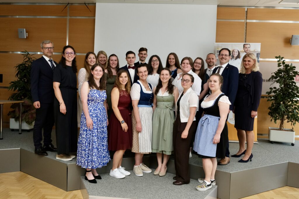 BäckermeisterInnen 2025: 1. Reihe v. l.: Anna Maria Lukanec, Sophie Zelger, Alexandra Scheuchenstuhl, Elisabeth Pleiner, Hanna Baumgartner, Hannah Maierhofer 2. Reihe v. l.: Erwin Heftberger, Teresa Hofer, Alexandra Lindinger, Nathalie Frühwirth, Nicole Daringer, Heinz Michael Felber, Johannes Felber, Silvia Fuchshumer, Sarah Klinger, Leonie Brandstätter, Eva Maria Obereder, Heinz Oberndorfer, Markus Resch, Gisela Wenger-Oehn