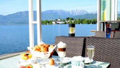 Konditorei Baumgartner direkt am See in bester Lage. Derartig gut gelegene Gastroflächen geraten zunehmend unter Druck, traditionelle Strukturen weichen neuen Nutzungskonzepten. © Oberösterreich Tourismus
