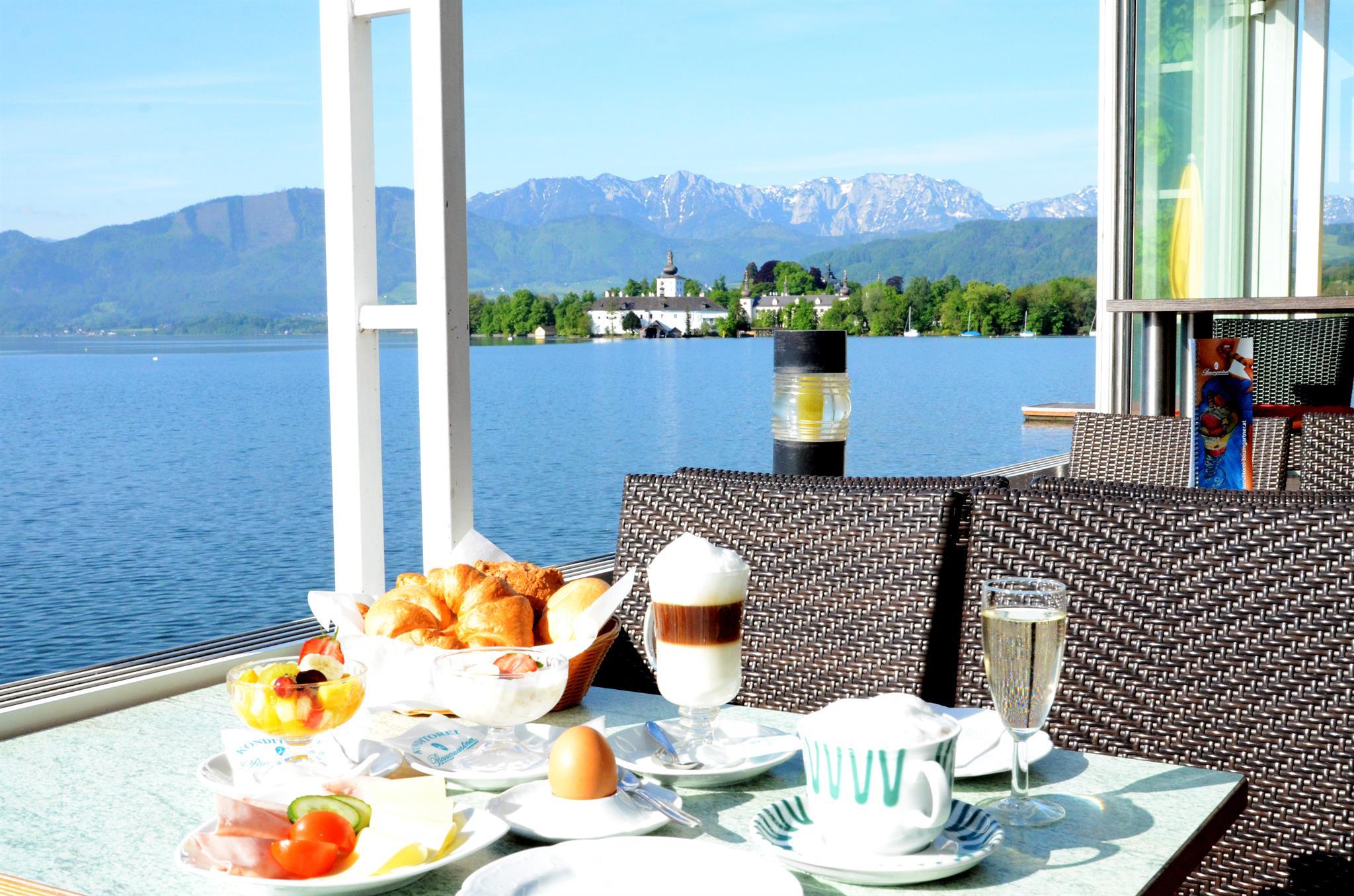 Konditorei Baumgartner direkt am See in bester Lage. Derartig gut gelegene Gastroflächen geraten zunehmend unter Druck, traditionelle Strukturen weichen neuen Nutzungskonzepten. © Oberösterreich Tourismus