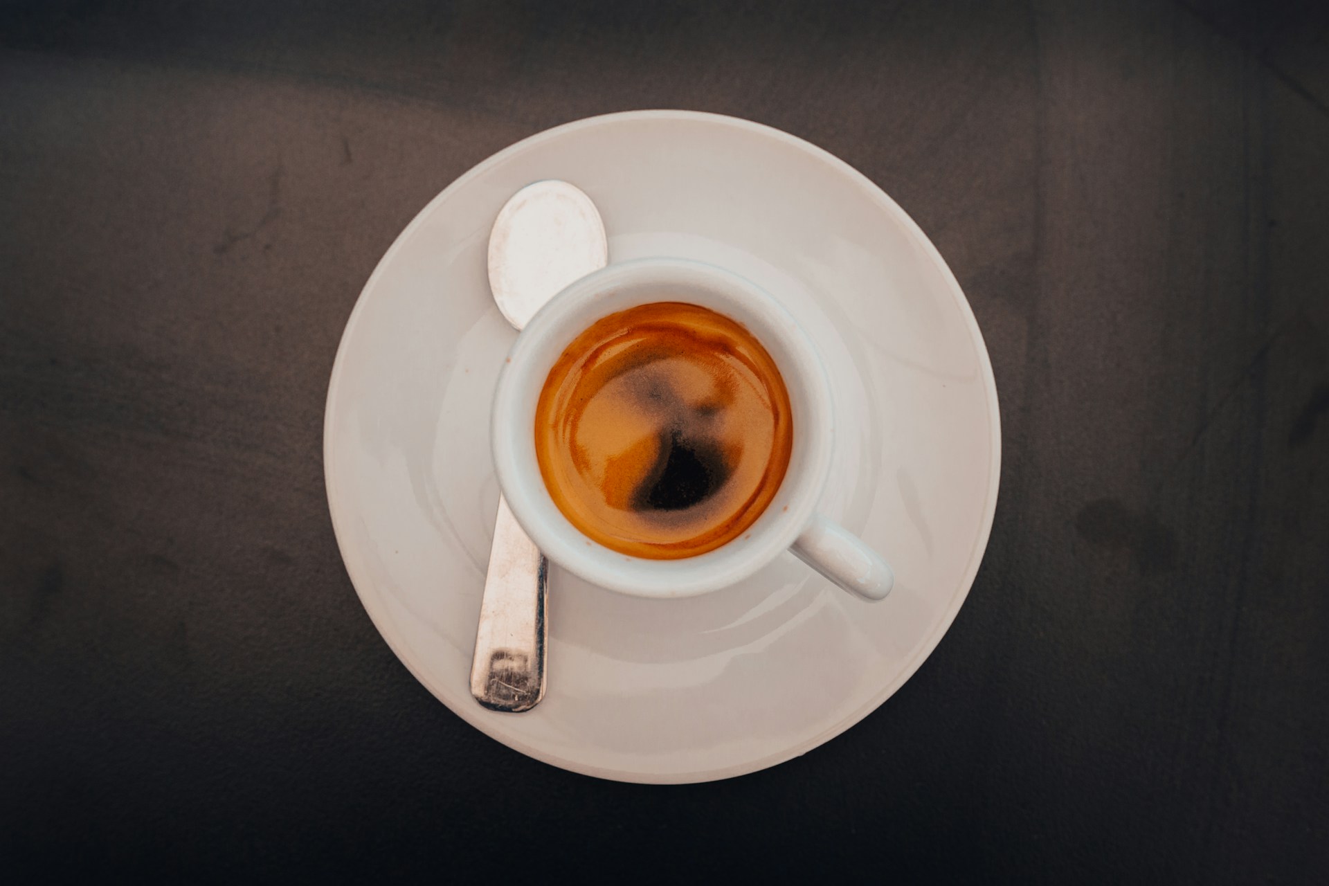 Unser Espresso wird zum Luxusgut. Der Preis für Bohnenkaffee ist im Vergleich zum Vorjahr um satte 26,8 % gestiegen. © Unsplash / Aleksandar Andreev