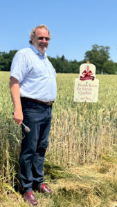 Peter Stallberger beim Feldrundgang in Kicking: „Bestes Korn für feinste Qualität“ bleibt Anspruch und Versprechen zugleich.© Alexander Zillbauer
