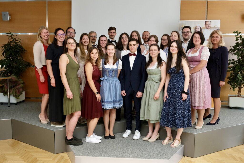 KonditormeisterInnen 2025: 1. Reihe v. l.: Kristina Bujnoch, Sophie Zelger, Anika Benkö, Heinz Michael Felber, Elisabeth Pleiner, Lena-Sophie Krainer 2. Reihe v. l.: Nathalie Frühwirth, Teresa Hofer, Martin Winklehner, Alexandra Lindinger, Erwin Heftberger, Nicole Daringer, Johannes Felber, Silvia Fuchshumer, Sarah Klinger, Heinz Oberndorfer, Leonie Brandstätter, Eva Maria Obereder, Hannah Holzmannhofer, Leo Jindrak, Bettina Breinesberger, Gisela Wenger-Oehn