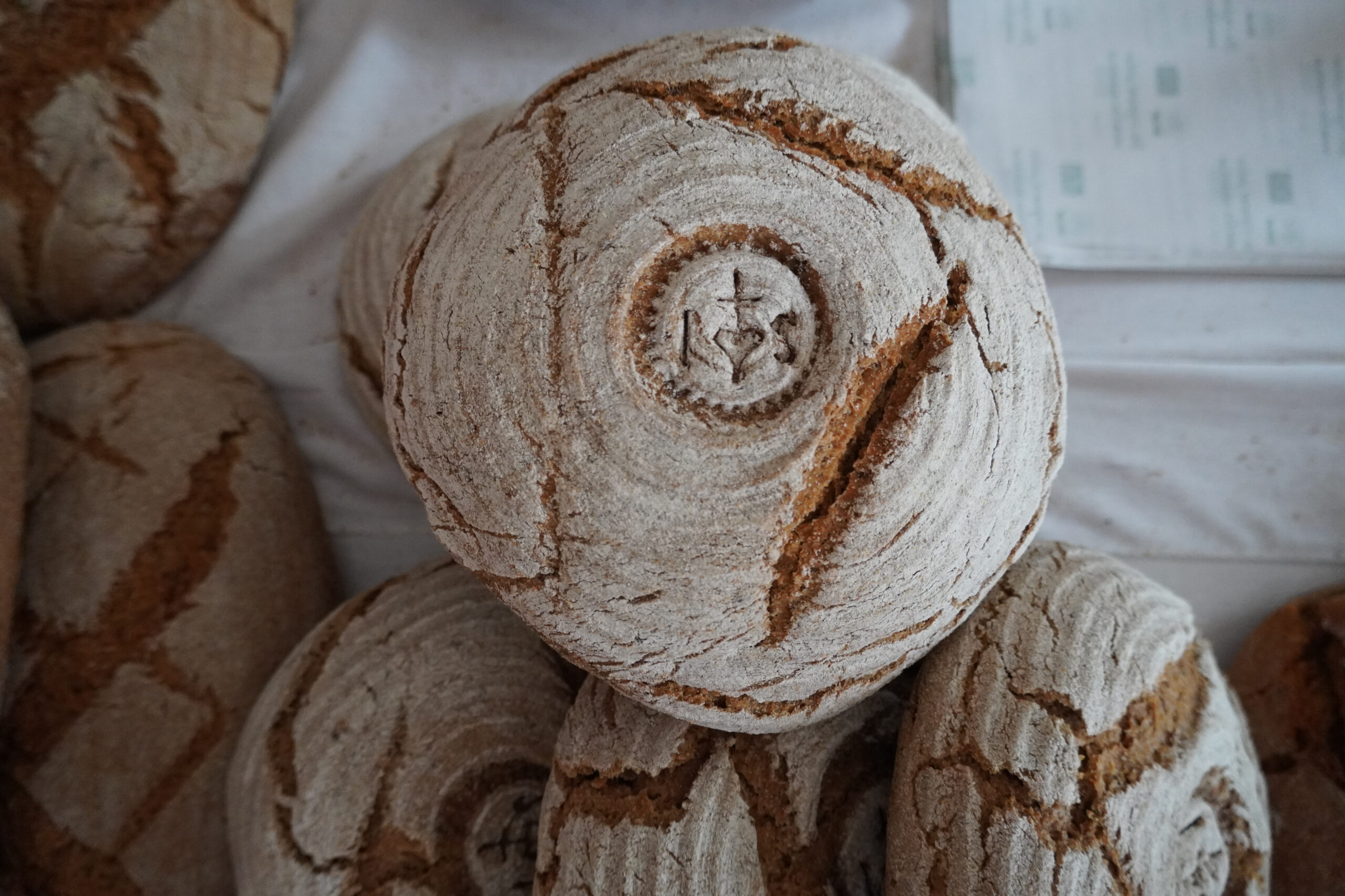 Das Lesachtaler Brot, rund geformt und mit dem sogenannten „Auge Gottes“ verziert, wird aus Roggen- und Weizenmehl gebacken, das ausschließlich aus dem gleichnamigen Tal stammt. © Gemeinschaft Lesachtaler Brot