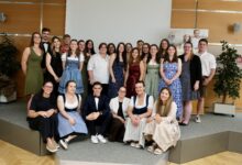 Müller-, Bäcker- und KonditormeisterInnen 2025: 1. Reihe sitzend, v. l.: Teresa Hofer, Hannah Maierhofer, Heinz Michael Felber, Hanna Baumgartner, Alexandra Scheuchenstuhl, Alexandra Lindinger 2. Reihe v. l.: Kristina Bujnoch, Johannes Felber, Viktoria Schafler, Lorenz Klinger, Anika Benkö, Nicole Daringer, Lisa Hierzer-Bacher, Leonie Brandstätter, Silvia Fuchshumer, Lena-Sophie Krainer, Hannah Holzmannhofer, Sophie Zelger, Felix Gruber, Eva Maria Obereder, Elisabeth Pleiner, Sarah Klinger, Anna Maria Lukanec, Yvonne Rupp, Stefan Pfneisl