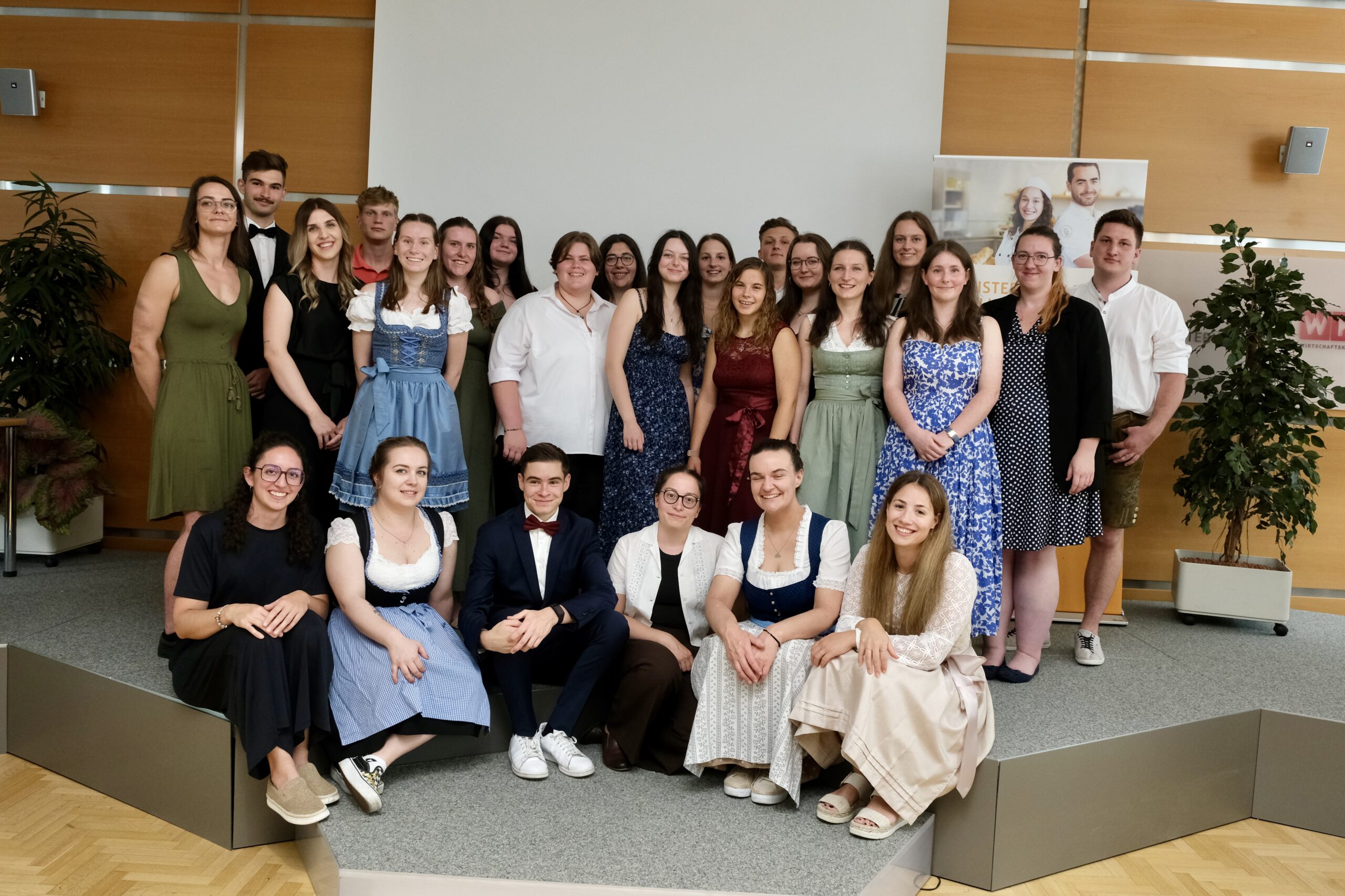 Müller-, Bäcker- und KonditormeisterInnen 2025: 1. Reihe sitzend, v. l.: Teresa Hofer, Hannah Maierhofer, Heinz Michael Felber, Hanna Baumgartner, Alexandra Scheuchenstuhl, Alexandra Lindinger 2. Reihe v. l.: Kristina Bujnoch, Johannes Felber, Viktoria Schafler, Lorenz Klinger, Anika Benkö, Nicole Daringer, Lisa Hierzer-Bacher, Leonie Brandstätter, Silvia Fuchshumer, Lena-Sophie Krainer, Hannah Holzmannhofer, Sophie Zelger, Felix Gruber, Eva Maria Obereder, Elisabeth Pleiner, Sarah Klinger, Anna Maria Lukanec, Yvonne Rupp, Stefan Pfneisl