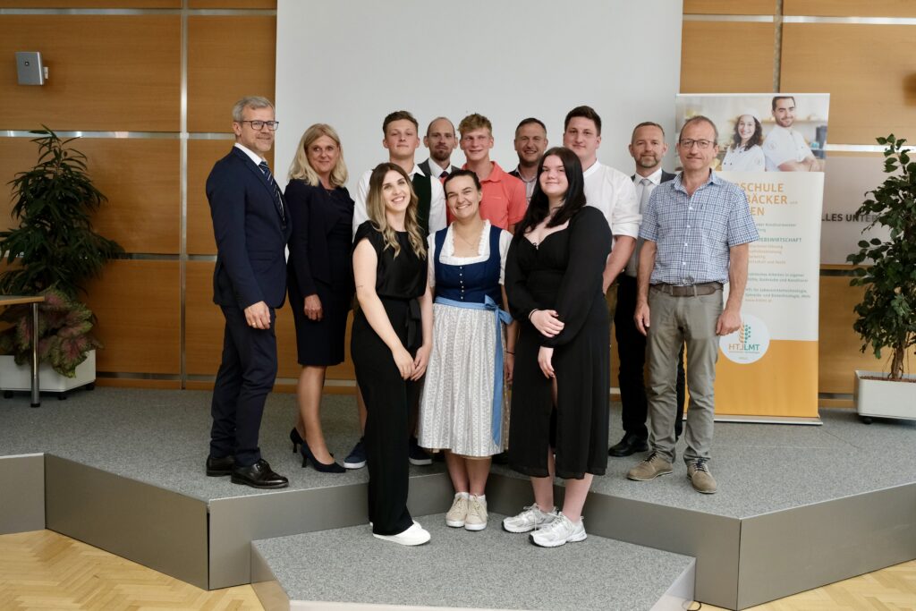 MüllermeisterInnen 2025: 1. Reihe v. l.: Viktoria Schafler, Alexandra Scheuchenstuhl, Lisa Hierzer-Bacher 2. Reihe v. l.: Erwin Heftberger, Gisela Wenger-Oehn, Felix Gruber, Rainer Angermayr, Lorenz Klinger, Franz Forstner, Stefan Pfneisl, Heinz Oberndorfer, Markus Huemer