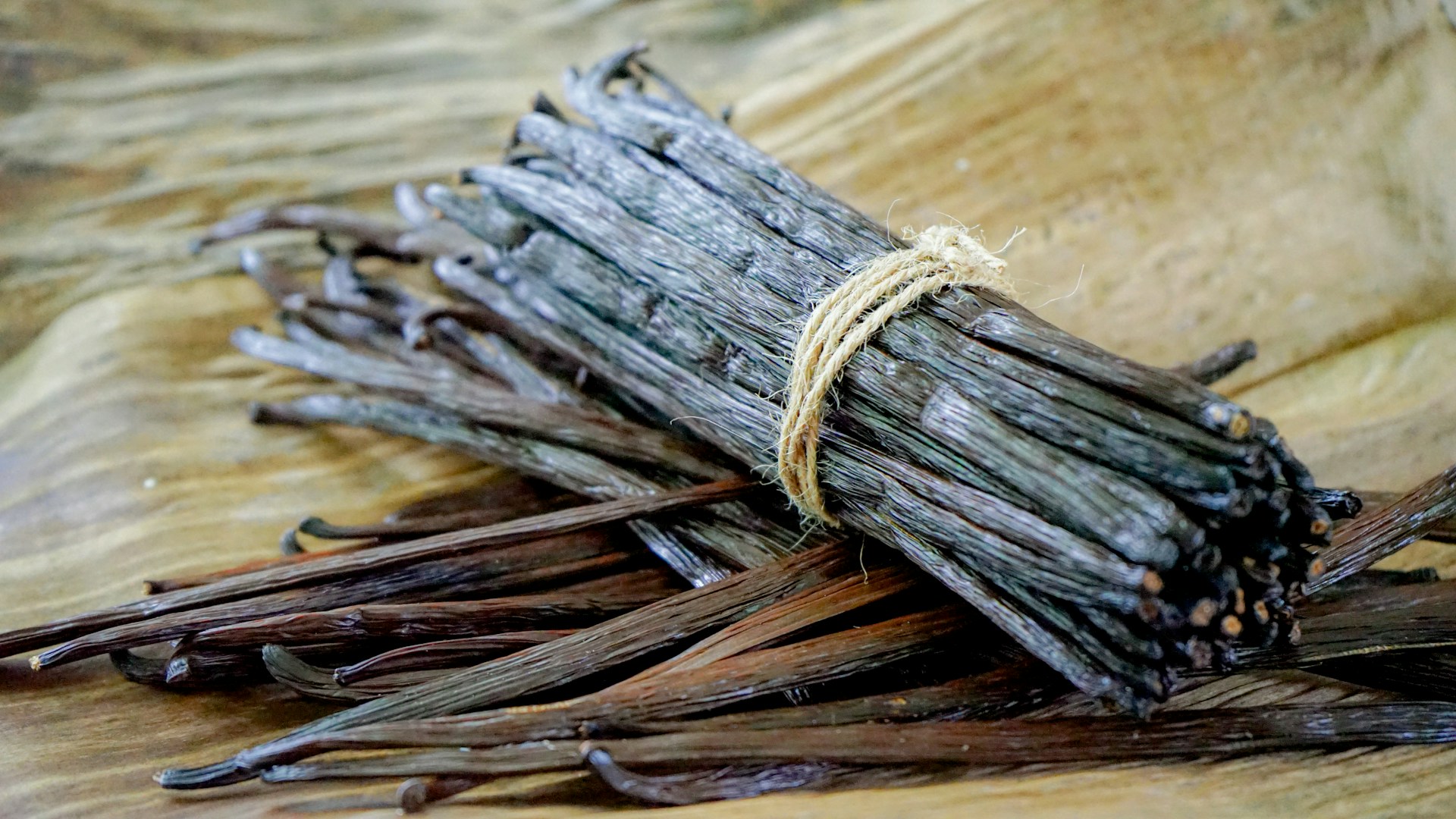 Vanille ist für viele österreichische Traditionsbetriebe ein zentrales Gewürz: von Vanillekipferl über Eis bis hin zu feiner Patisserie. © Unsplash/ Sidath Vimukthi