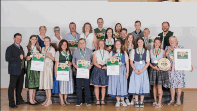 Kammerobmann Herbert Lebitsch mit den siegreichen Teilnehmern des Brot-Bewerbes aus dem Bezirk Hartberg-Fürstenfeld und mit Gratulanten. © LK Stmk / A Wild Emotion
