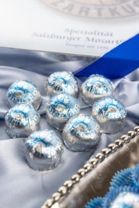 Nach Originalrezept gefertigt: dunkle Schokolade, feines Pistazienmarzipan und edler Nougat – verpackt im silbernen Stanniol mit dem blauen Mozartkopf. © Nikolaus Faistauer