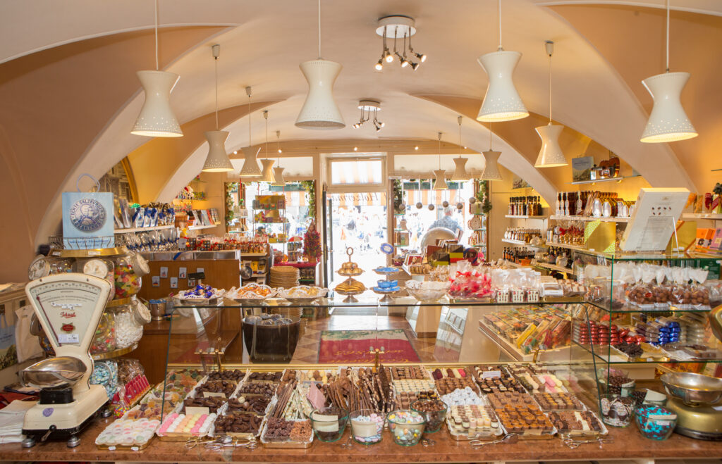 Das Sortiment von Holzermayr ist so facettenreich wie erlesen: Über 50 handgefertigte Pralinensorten – mit und ohne Alkohol – laden zum Genießen ein. © Nikolaus Faistauer