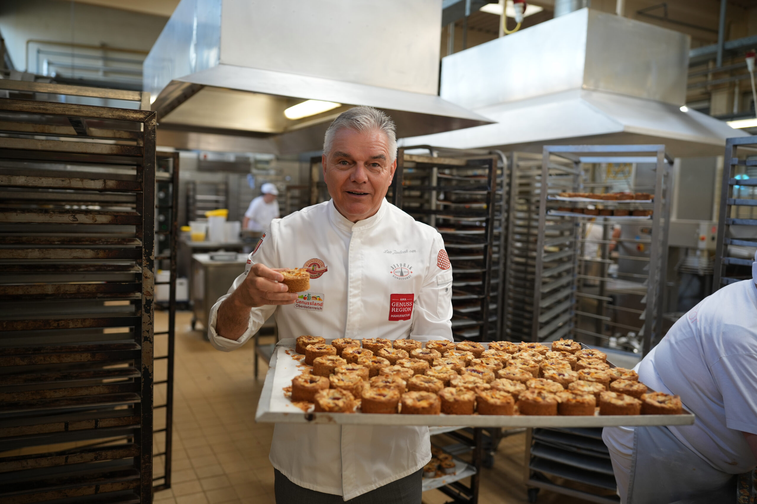 Leo Jindrak präsentiert in der Backstube die frisch gebackenen Mini-Varianten der Original Linzer Torte – ein süßes Aushängeschild mit weltweiter Bekanntheit. © Henry Gasselich