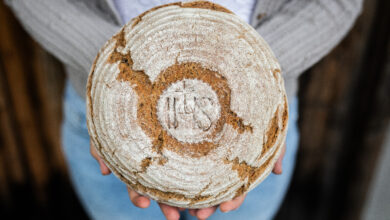 Typisch für das Lesachtaler Brot: Die drei Kreuze auf der Kruste – Zeichen der Dankbarkeit und ein Symbol der regionalen Identität. © Kärnten Werbung / Lumen & Letter