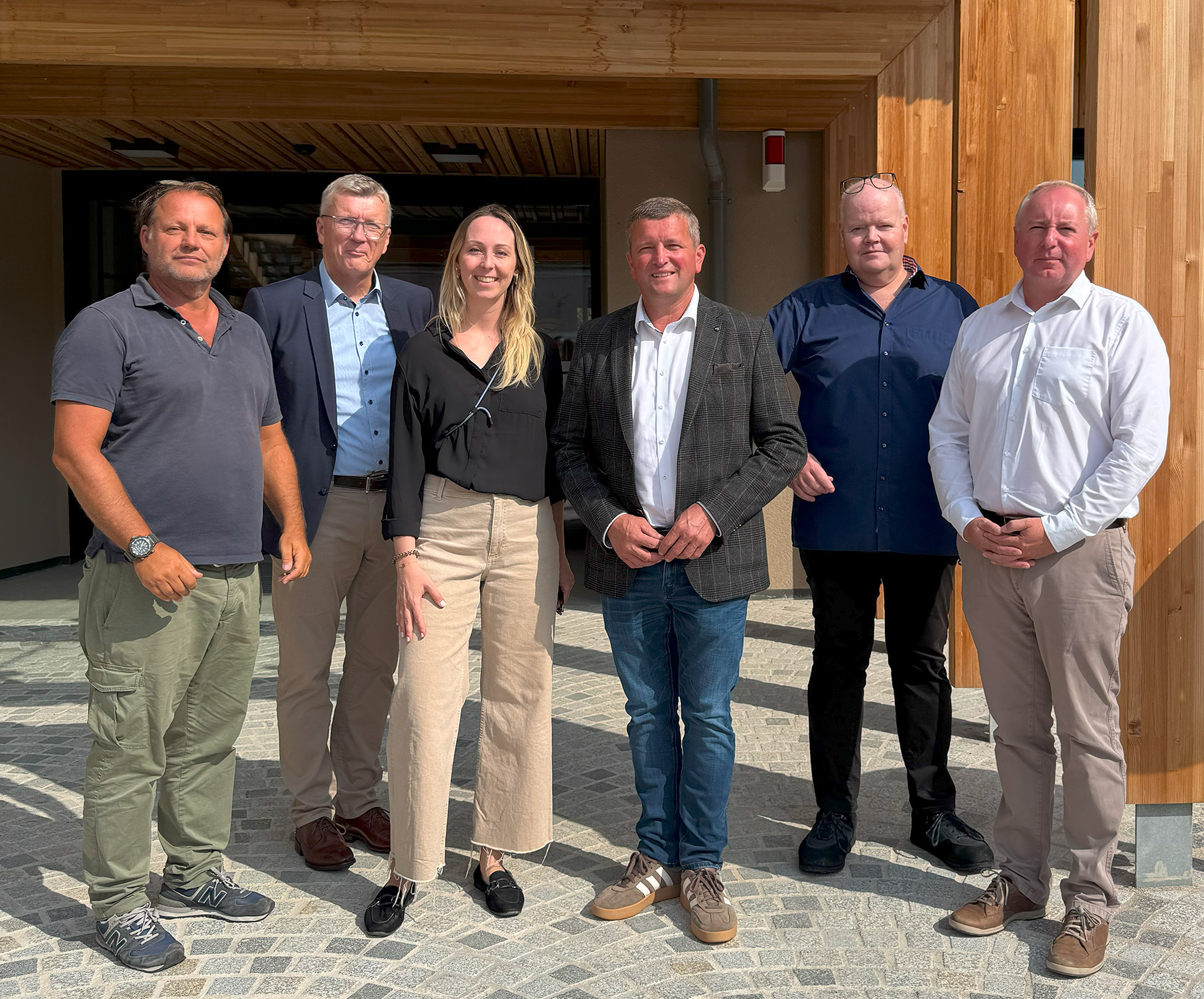Auf Nahversorgungstour: v.l: Daniel Brüll, Ortskernkoordinator (Dorf & Stadterneuerung), Karl Ungersbäck, Geschäftsführer der Sparte Handel in der WKNÖ, Romina Jenei, Geschäftsführerin RegioPlan Consulting, Johannes Zuser, Bürgermeister der Marktgemeinde Hürm, Jürgen Prosenbauer, Inhaber SPAR Hürm, und Wolfgang Fuchs, zuständig für NAFES in der WKNÖ. © WKNÖ
