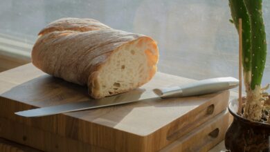 Ob gebrochen, geschnitten oder gezupft - fest steht: Brot verbindet! © Unsplash / Aleksei Ieshkin