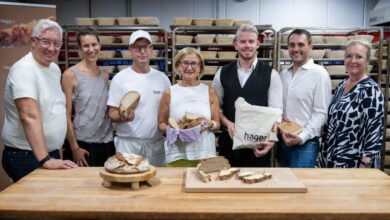 Unterwegs Richtung Klimaneutralität: v.l. Geschäftsführer Wolfgang Hager (Bäckerei Hager GmbH & Co KG), Projektmanagerin Sigrid Meischl (ecoplus Lebensmittel Cluster NÖ), Produktionsleiter Mario Takats (Bäckerei Hager GmbH & Co KG), Landeshauptfrau Johanna Mikl-Leitner, Alexander Hager (Bäckerei Hager GmbH & Co KG), Alfred Stöber (Geschäftsführer Stöber Mühle GmbH, ein regionaler Zulieferer der Bäckerei Hager) und ecoplus Prokuristin Petra Patzelt © NLK Khittl