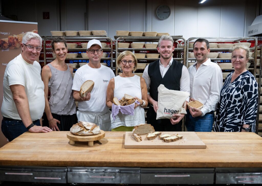 Unterwegs Richtung Klimaneutralität: v.l. Geschäftsführer Wolfgang Hager (Bäckerei Hager GmbH & Co KG), Projektmanagerin Sigrid Meischl (ecoplus Lebensmittel Cluster NÖ), Produktionsleiter Mario Takats (Bäckerei Hager GmbH & Co KG), Landeshauptfrau Johanna Mikl-Leitner, Alexander Hager (Bäckerei Hager GmbH & Co KG), Alfred Stöber (Geschäftsführer Stöber Mühle GmbH, ein regionaler Zulieferer der Bäckerei Hager) und ecoplus Prokuristin Petra Patzelt © NLK Khittl