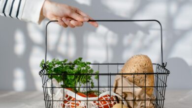 Entscheidung die Konzerne: sinkende Erzeugerpreise in der Landwirtschaft kommen oftmals nicht im Supermarkt an. © Tima