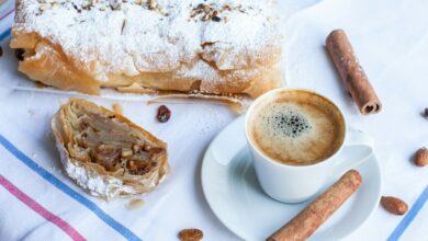 Apfelstrudel liegt auf Platz zwei der beliebtesten Mehlspeisen in Österreich und der Verlängerte dazu ist bei 14,5 % der Österreicher:innen beliebt. © Unsplash / Alexandra Torro