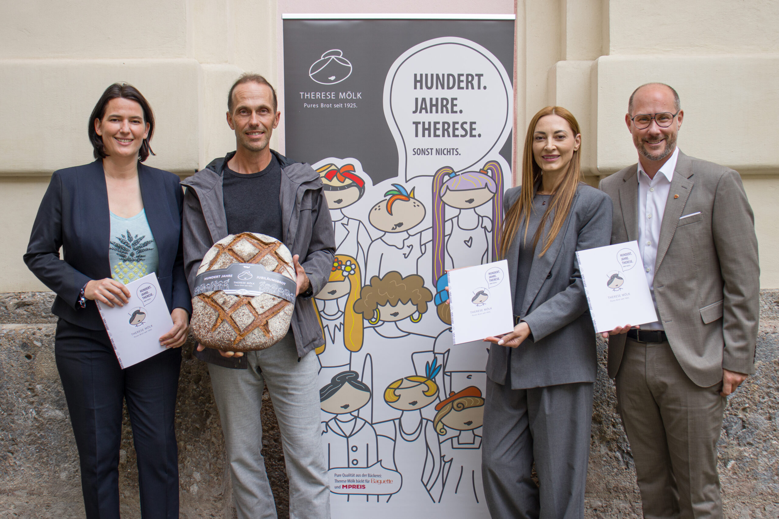 Zum 100-Jahr-Jubiläum der Bäckerei Therese Mölk überbrachten Präsidentin der Wirtschaftskammer Tirol Barbara Thaler (li.) sowie Landesrat Mario Gerber (re.) ihre Glückwünsche an Mathias Mölk, Mitglied der Geschäftsführung, und Sabine Leiss-Hofmann, Werksleiterin MPREIS-Lebensmittelherstellung. © MPREIS