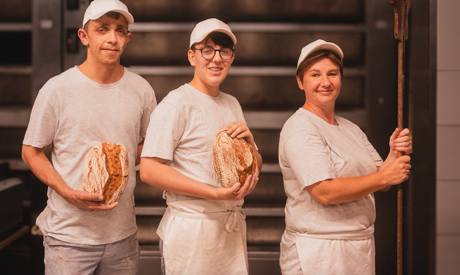 Hager-Team: Christoph Gross, Abdurahman Yildiz(Lehrling) und Karin-Deutsch formen die neuen Sauerteig-Brote mit der Hand. © Hager