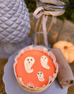 Gerade rund um Halloween ist auch die herzige Kürbistorte eine gefragte Variante. © Beigestellt