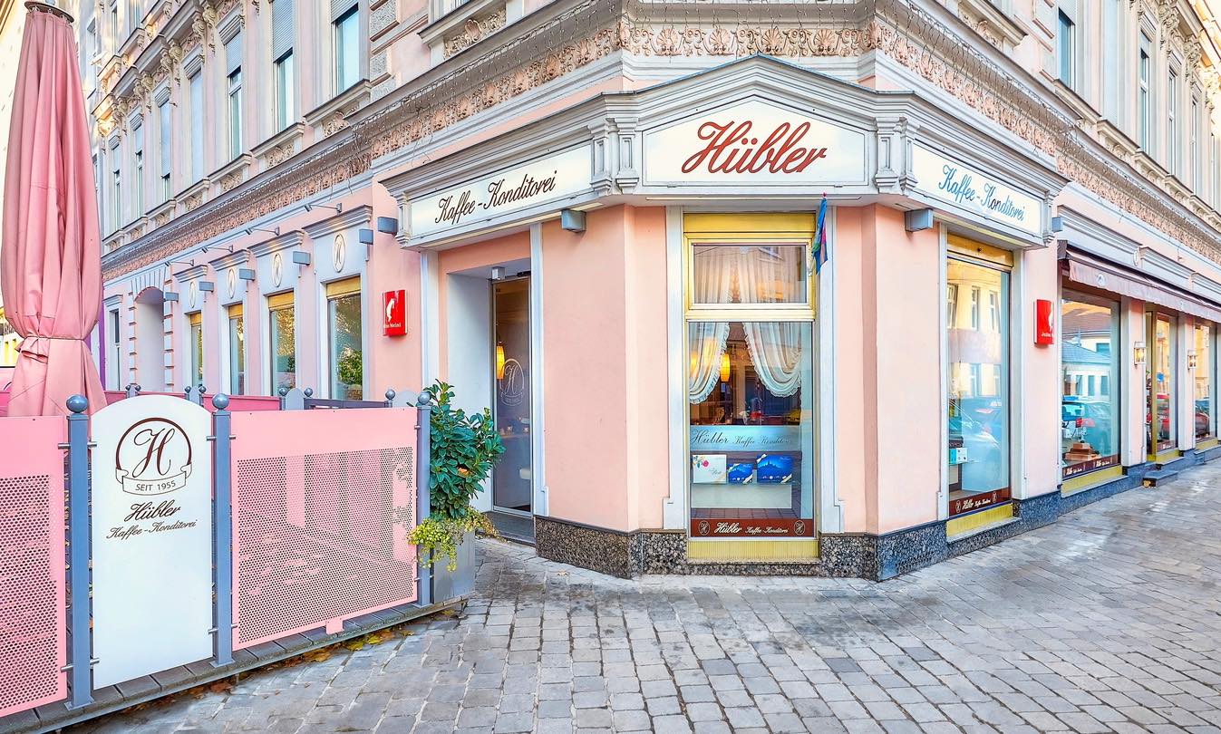 Der Schnanigarten der Konditorei Hübler ist ein beliebter Treffpunkt im Grätzl. © Beigestellt