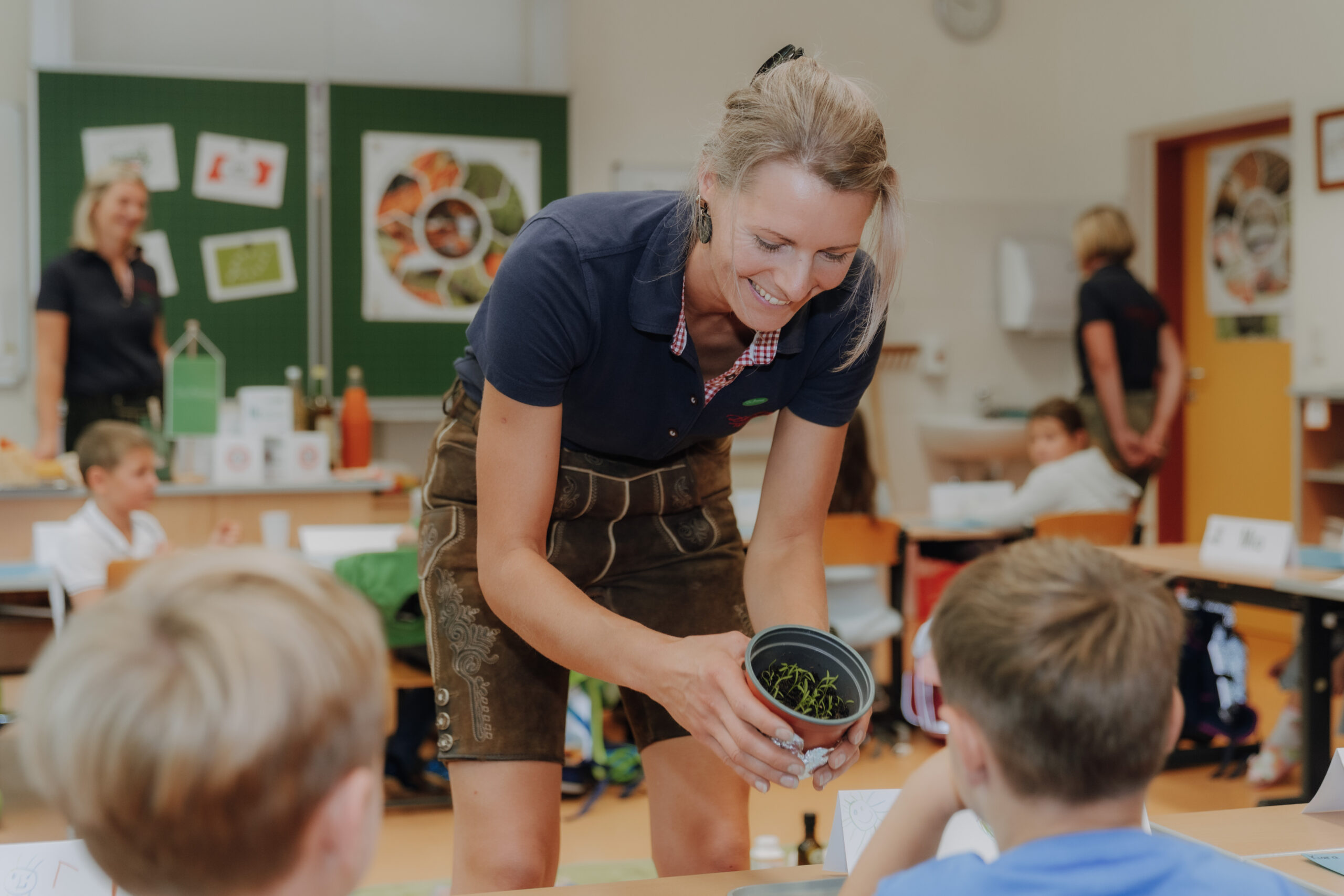 Landwirtschaft zum Begreifen bedeutet mit allen Sinnen erfassen. Darum bekommen die Kinder nicht nur Karottensamen und die kleinen Pflänzchen zum Angreifen, auch Karotten, Karottenmuffins und Aufstrich auf Karottenbrot, von den Bäuerinnen aus Neuhofen/Ybbs zubereitet, werden verkostet. © Sophie Nagler-Babler
