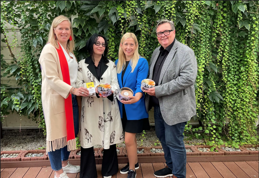 Stellten die neue Dose stolz vor. (von li.): Marie-Louise Schnurpfeil (GF Linz Tourismus), Künstlerin Silvia Sun, Stadträtin Doris Lang-Mayerhofer (ÖVP) und Dieter Recknagl (Aufsichtsratsvorsitzender Linz Tourismus) © Linz Tourismus