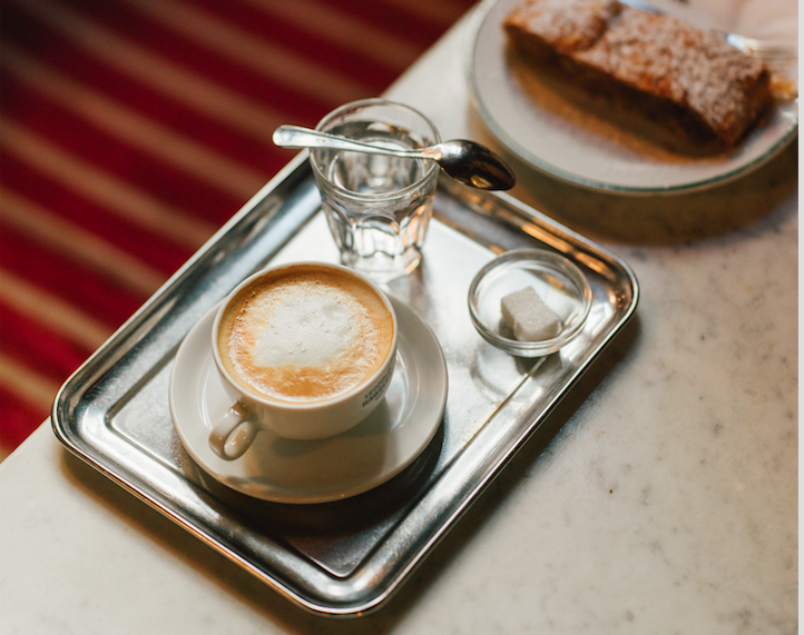 Bereits 1803 wird die beliebte Kaffee-Zubereitung erstmals in der Wiener Zeitung erwähnt, als „Melange à la Viennoise“. © Wien Tourismus / Julius Hirzberger