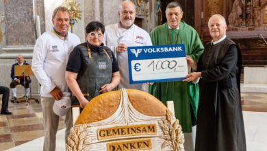 Bäckermeister Thomas Teufner, Doris Steiner und Klaus Kirchdorfer (v. l. n. r.) überreichten den Spendenscheck an Abt Berthold Heigl und Pater Franz. © mostropolis.at
