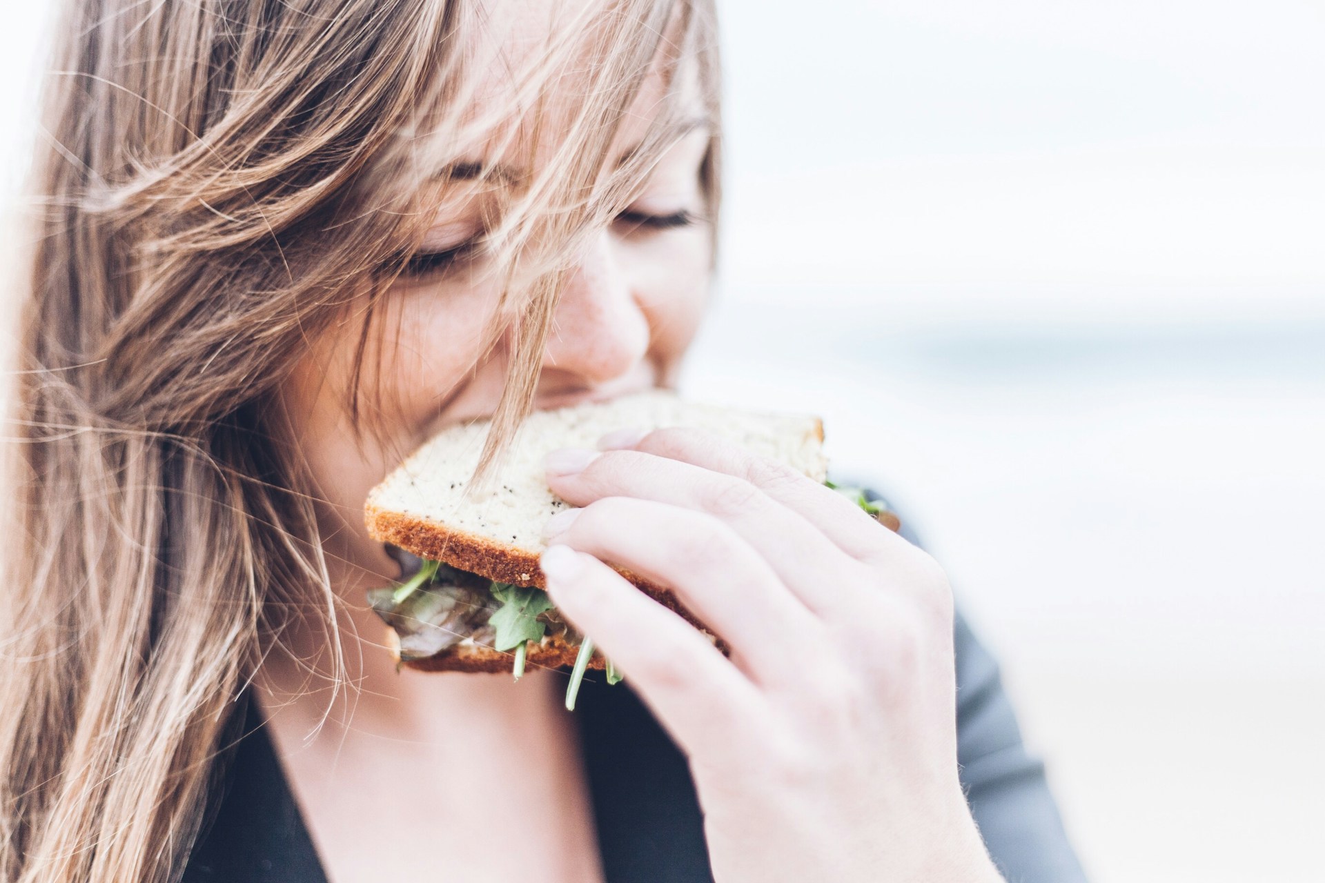 Brot kann gesund sein und trägt sogar, richtig hergestellt, zur Gewichtsregulation bei. © Unsplash / Gardie Design Social