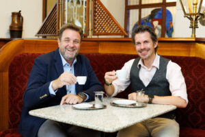 Herren mit Kaffee: Wolfgang Binder, Berufsgruppensprecher der Wiener Kaffeehäuser und Thomas Peschta, Obmann der Fachgruppe Gastronomie in der Wirtschaftskammer Wien (v.l.). © Florian Wieser